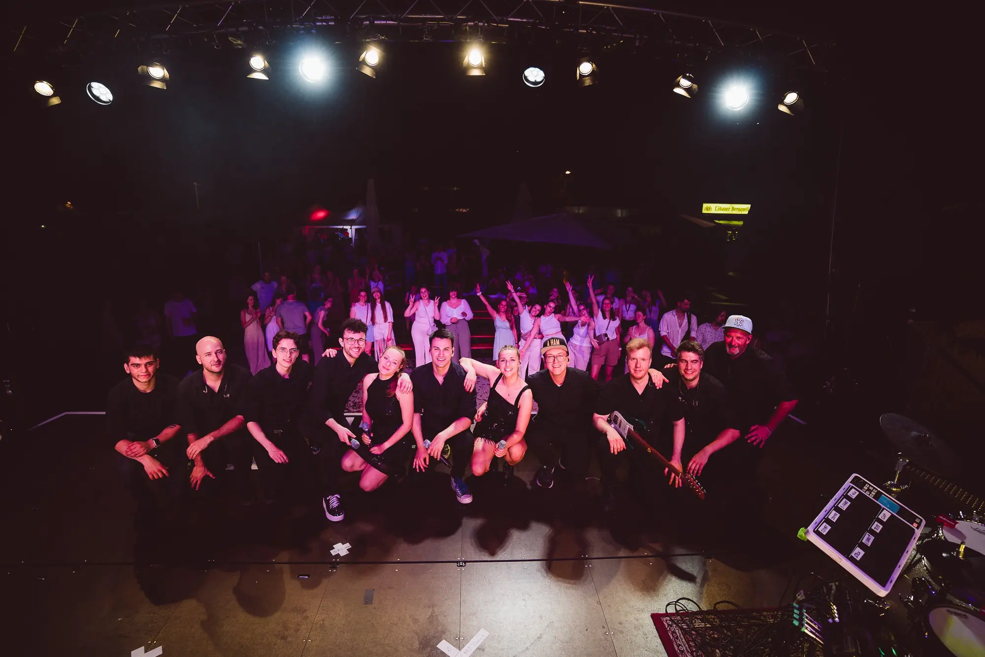 Publikum bei einer MMONKS-Show