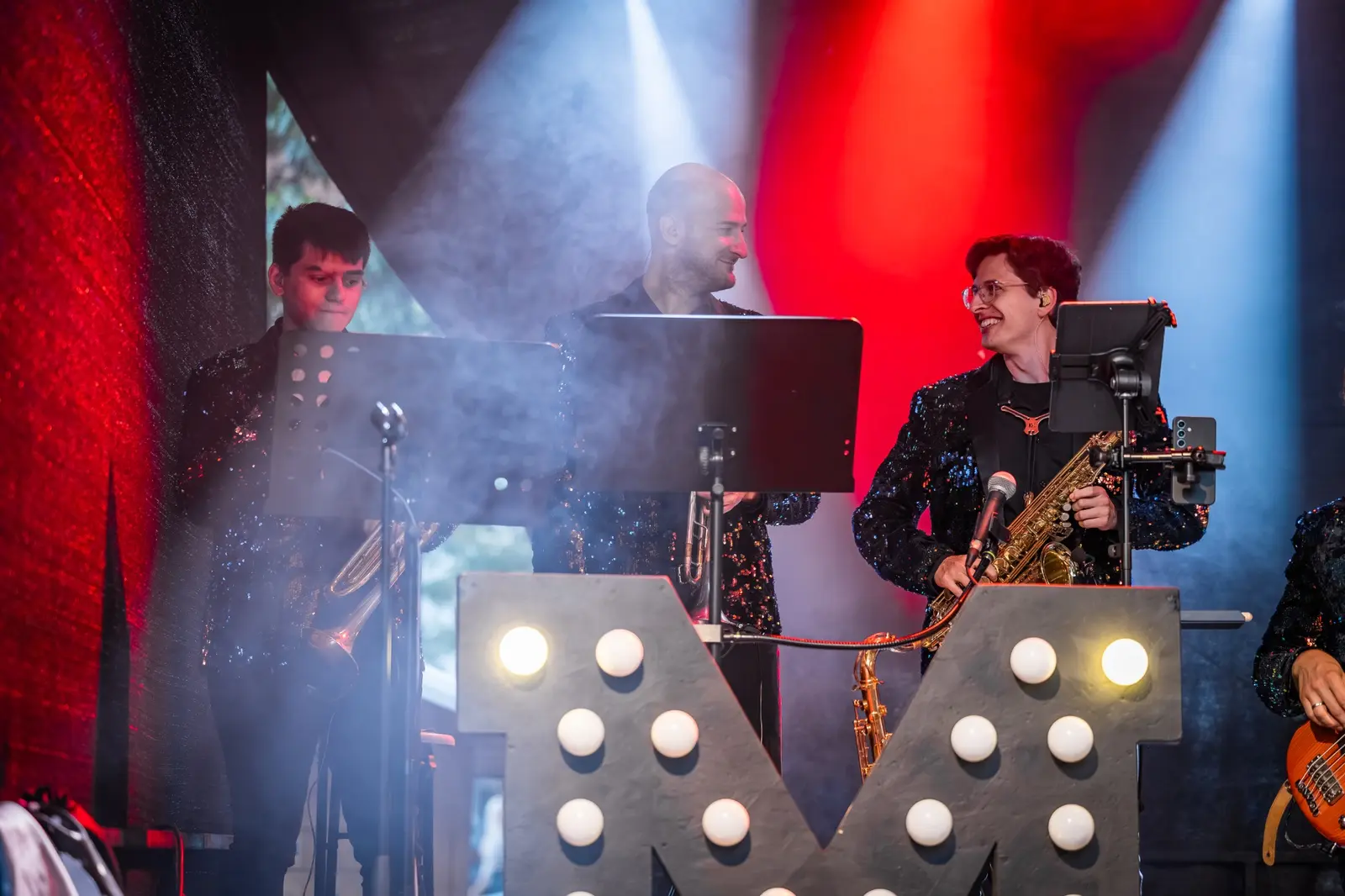 MMONKS live in voller Besetzung