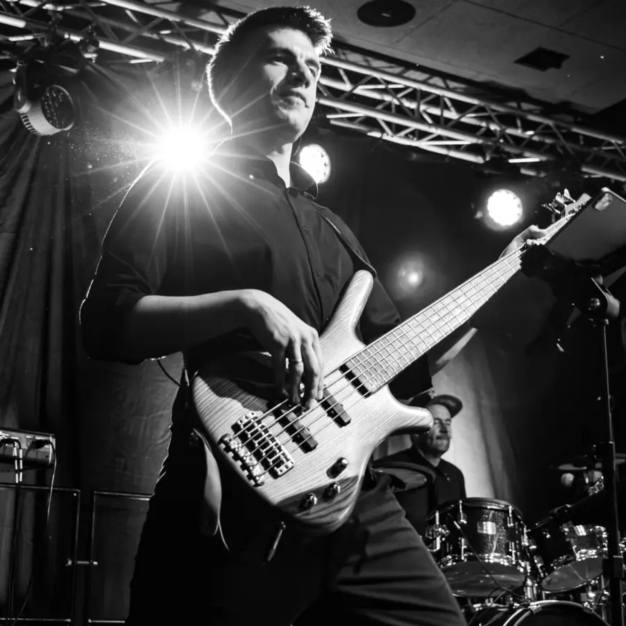 Philip Fahrner – Bass